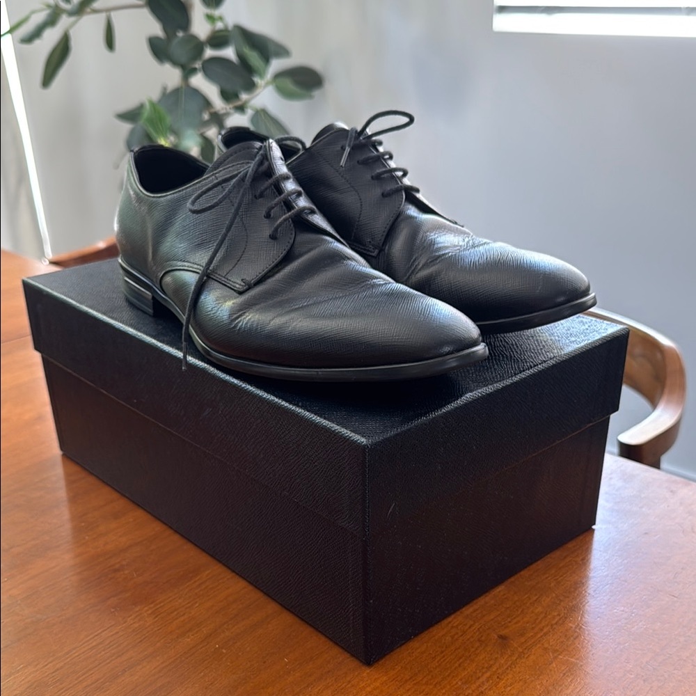 Excellent condition Prada Men's Saffiano Leather Lace-Ups, size 9.5 US with box